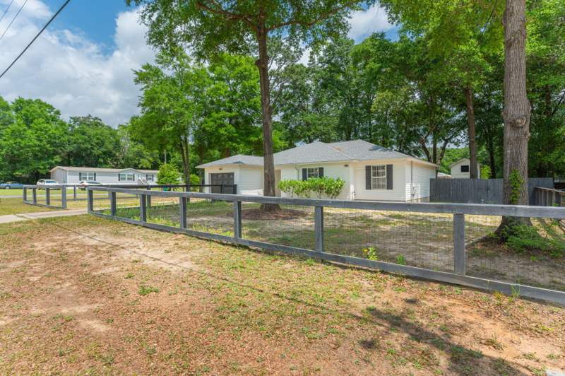 3 bedroom Detached Single Family at 1093 Farmer Street, Oakdale Mini Farms, Crestview — photo 3