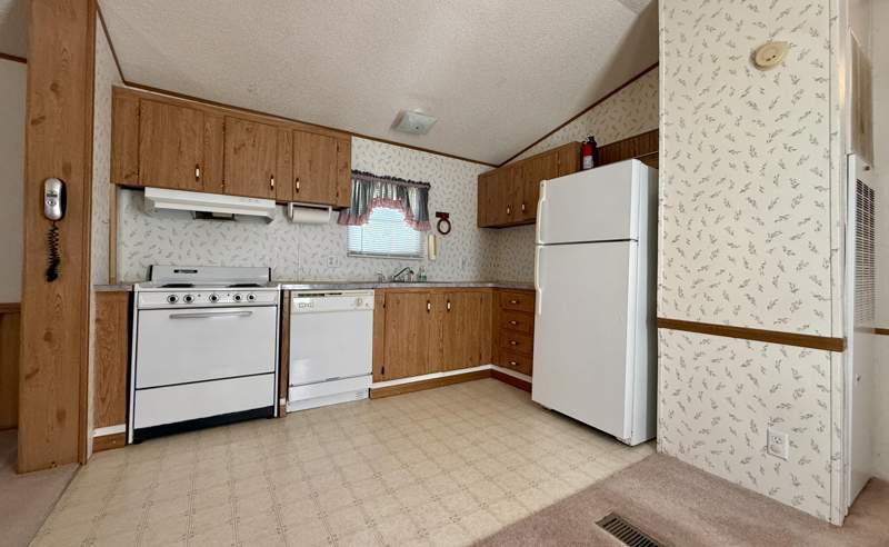 2 bedroom Mobile Home at 1819 Caswell Road, Autumn Woods, DeFuniak Springs — photo 5