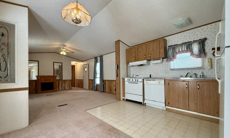2 bedroom Mobile Home at 1819 Caswell Road, Autumn Woods, DeFuniak Springs — photo 4