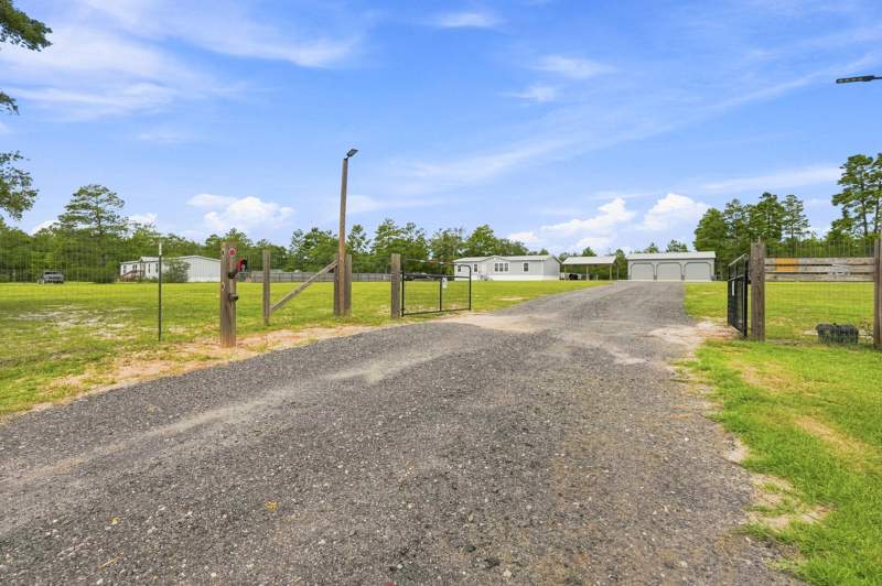 3 bedroom Manufactured Home at 377 Wagner Drive, Oakwood Hills, DeFuniak Springs — photo 3