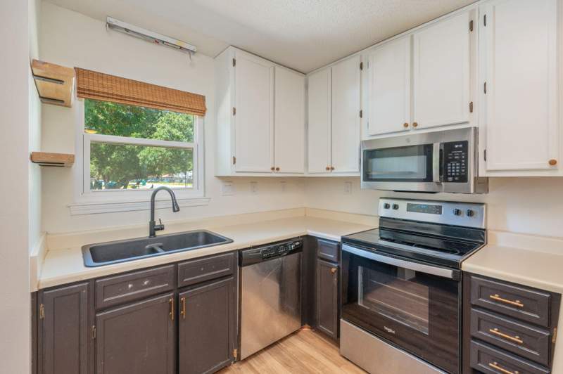 2 bedroom Townhouse at 112 Skinner Circle #A, Plantation Manor, Fort Walton Beach — photo 3