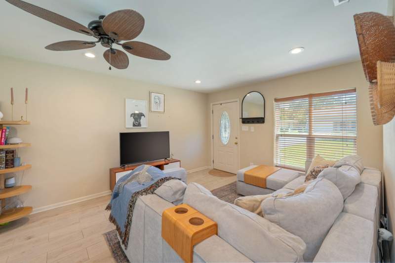 3 bedroom Detached Single Family at 357 NE Kepner Drive, Elliotts Point 4th Addn, Fort Walton Beach — photo 4