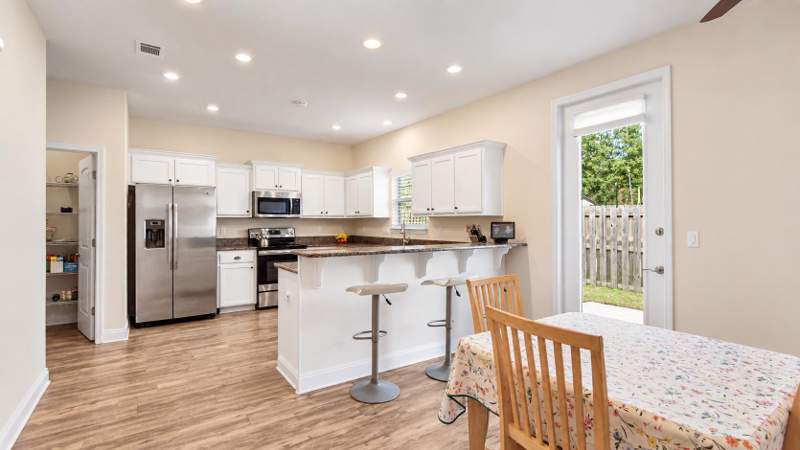 4 bedroom Detached Single Family at 22 Sawyer Court, The Canopies, Freeport — photo 4