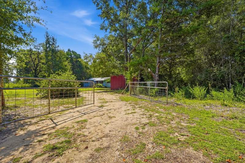2 bedroom Detached Single Family at 2098 S County Highway 183, Metes & Bounds, DeFuniak Springs — photo 4