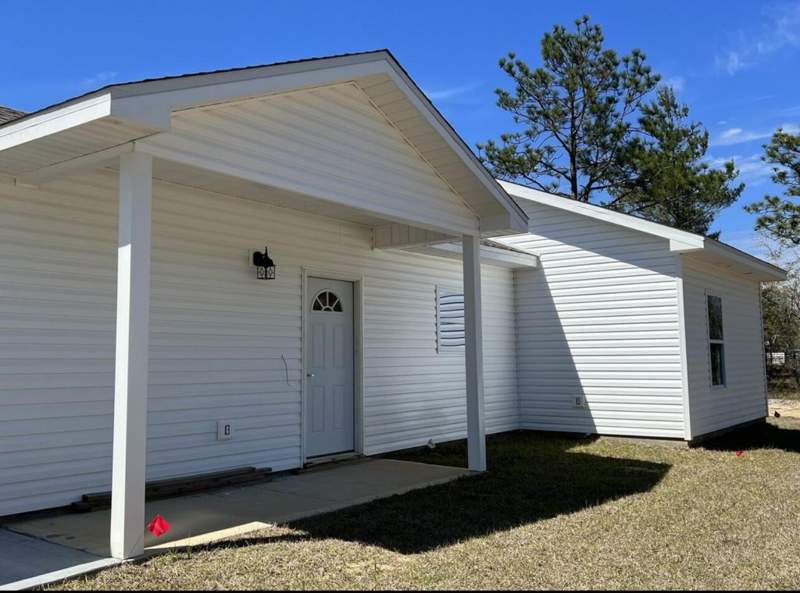 3 bedroom Detached Single Family at 299 E Laurel Lane, Oakwood Hills Unit 1, DeFuniak Springs — photo 3