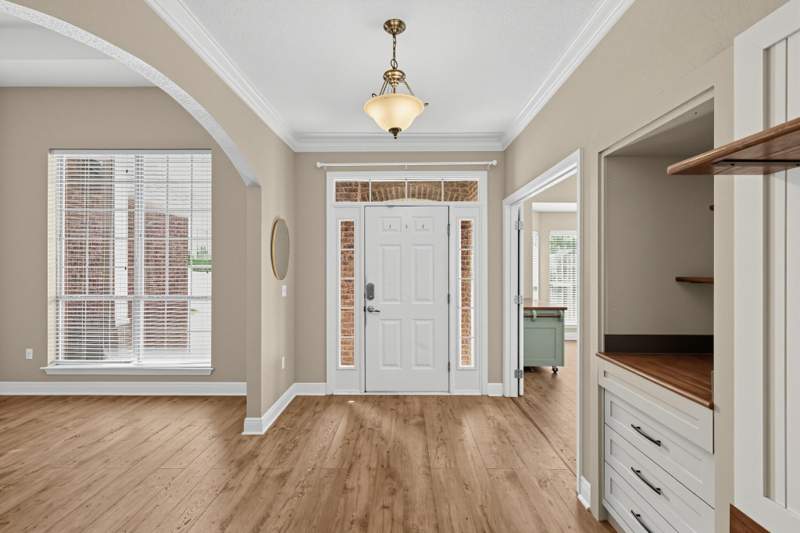 4 bedroom Detached Single Family at 639 Red Fern Road, Fox Valley Ph 3-A, Crestview — photo 4