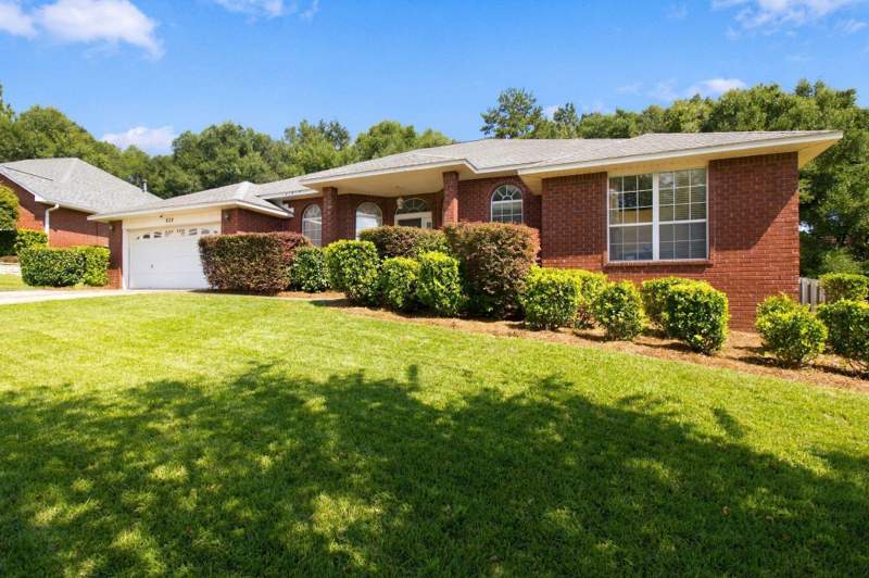 4 bedroom Detached Single Family at 658 Territory Lane, Fox Valley Ph 1, Crestview — photo 4