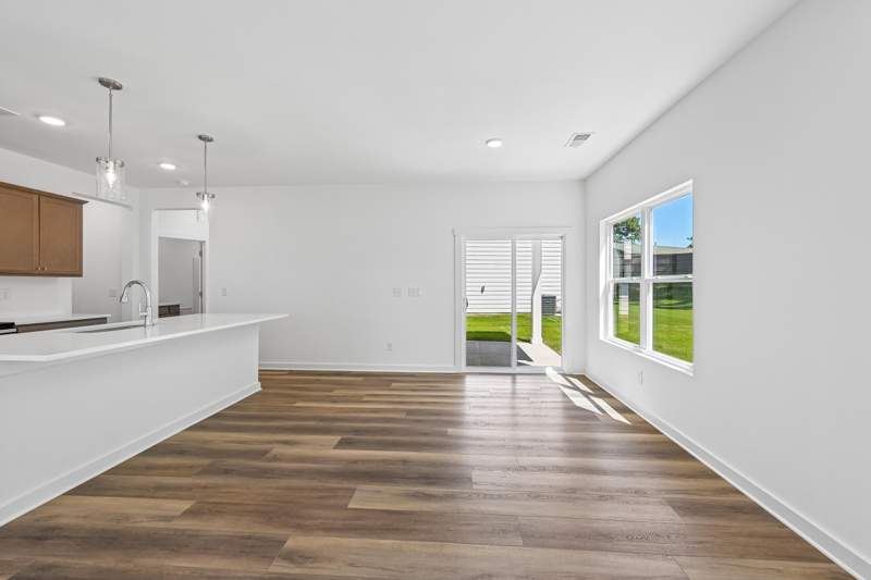 4 bedroom Detached Single Family at 530 Arrowwood Boulevard, Owl'S Head, Freeport — photo 5