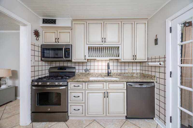4 bedroom Detached Single Family at 2 NE Bay Drive, Elliotts Point 4th Addn, Fort Walton Beach — photo 4