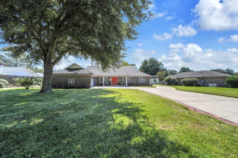 3 bedroom Detached Single Family at 136 Country Club Road, Lake Lorraine Estates 1, Shalimar — photo 2