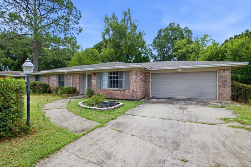 4 bedroom Detached Single Family at 8 Poplar Avenue, Bayou Poquito, Shalimar — photo 2