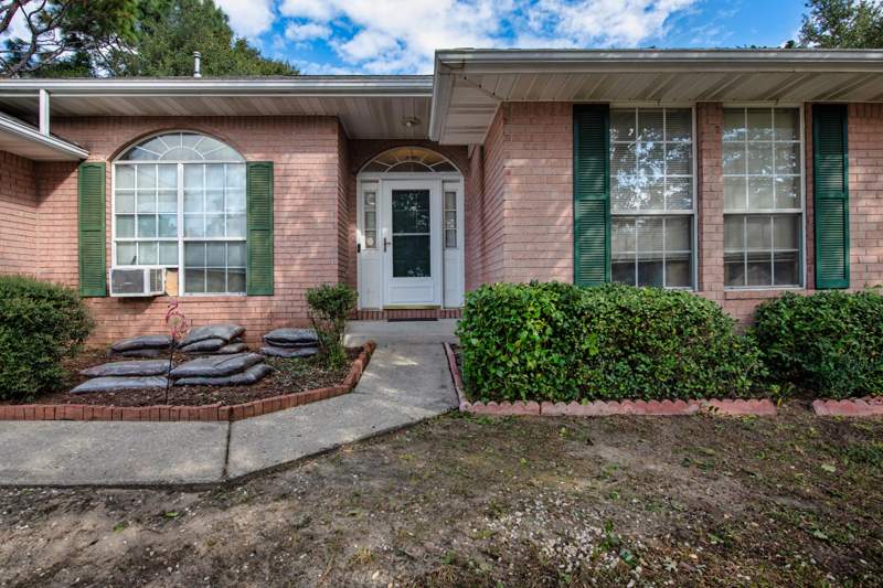 4 bedroom Detached Single Family at 383 Riverchase Boulevard, Riverchase S/D Ph 2, Crestview — photo 2