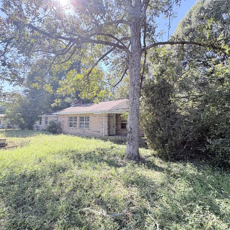 3 bedroom Detached Single Family at 656 Mcclelland Street, Crestview, Crestview — photo 2
