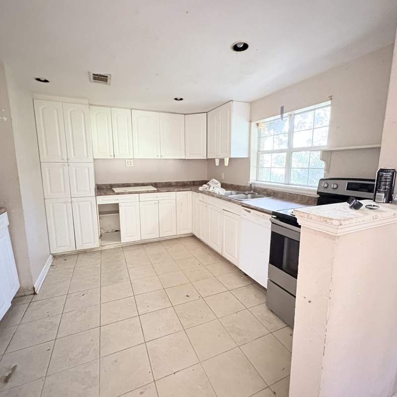 3 bedroom Detached Single Family at 656 Mcclelland Street, Crestview, Crestview — photo 5