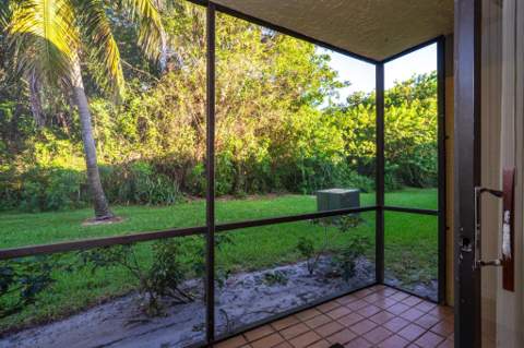 567 Trace Cir Circle, Deerfield Beach FL - photo 6 of 10