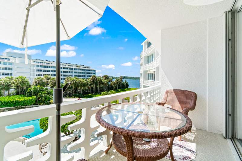1 bedroom Condominium at 2760 S Ocean Boulevard #313, Regency Of Palm Beach Inc, Palm Beach — photo 2