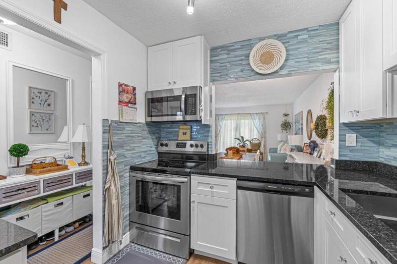 2 bedroom Condominium at 2855 S Garden Drive #211, Lake Clarke Gardens, Lake Worth — photo 4
