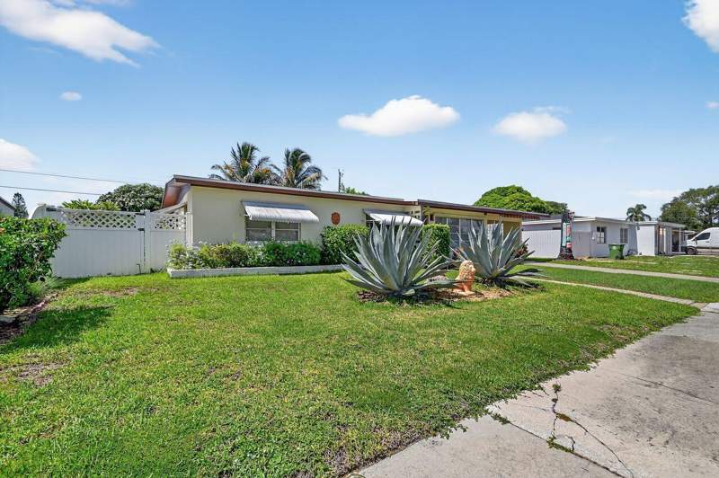 3 bedroom Single Family Residence at 133 Greenbrier Drive, Palm Springs Village 1, Palm Springs — photo 3