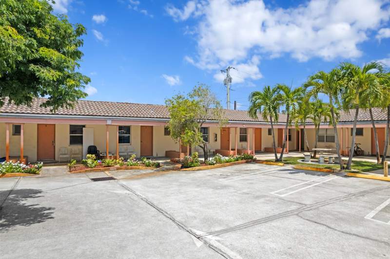 28 bedroom Single Family Residence at 7800 S Dixie Highway, Homewood, West Palm Beach — photo 3