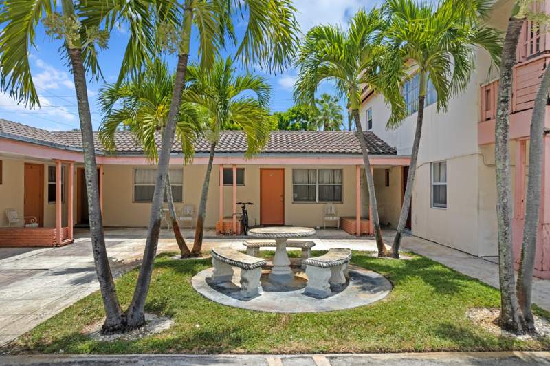 28 bedroom Single Family Residence at 7800 S Dixie Highway, Homewood, West Palm Beach — photo 4