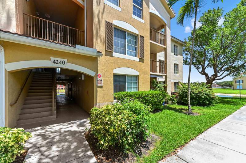 3 bedroom Condominium at 4240 San Marino Boulevard #108, Emerald Isle At Laguna Lakes Condo, West Palm Beach — photo 2