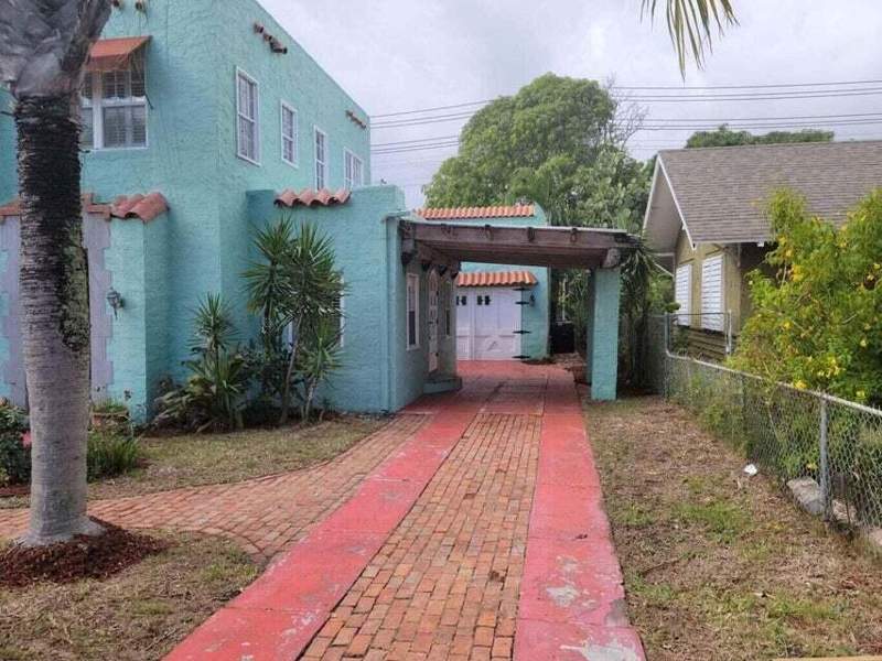 3 bedroom Single Family Residence at 121 S B Street, Town Of Lake Worth, Lake Worth Beach — photo 2