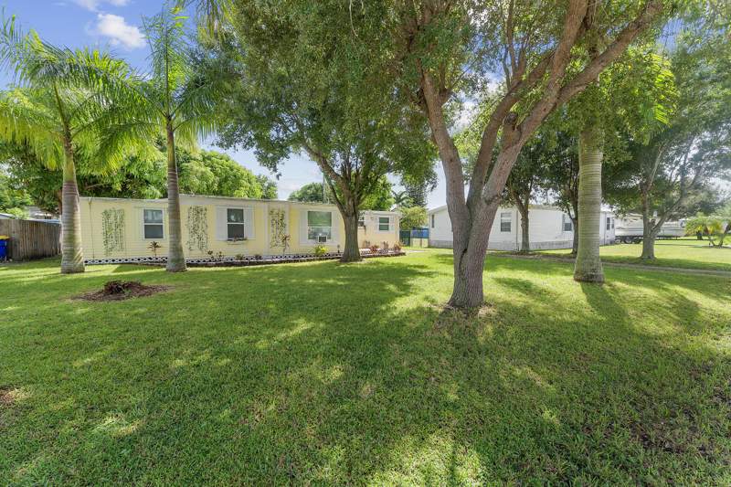 2 bedroom Mobile Home at 2886 SE La Palma Terrace, Mobile Home Gardens, Stuart — photo 2