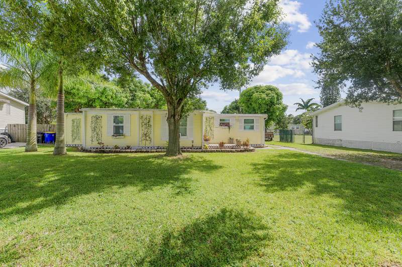 2 bedroom Mobile Home at 2886 SE La Palma Terrace, Mobile Home Gardens, Stuart — photo 3