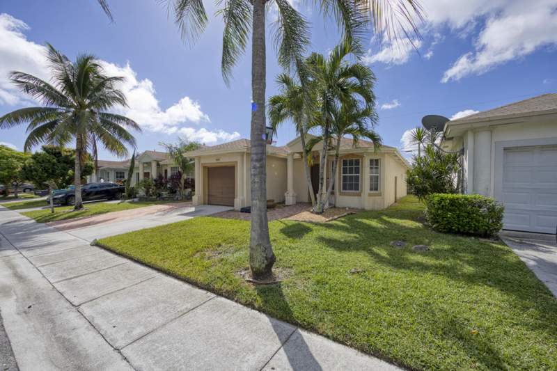 3 bedroom Single Family Residence at 416 Circle Drive, Hawks Landing, Boynton Beach — photo 2
