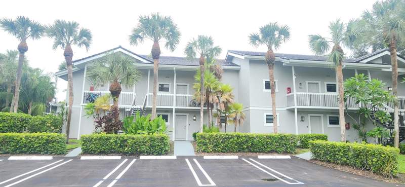 2 bedroom Condominium at 11863 Wimbledon Circle #416, Tennis Lodges No 1 Cond Decl Filed 4-2-79 Or3034P1180 & Amend 3091P694 & 3115P1534, Wellington — photo 2