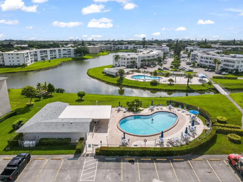 2 bedroom Condominium at 239 Windsor K, WINDSOR A THRU S CONDOS, West Palm Beach — photo 1