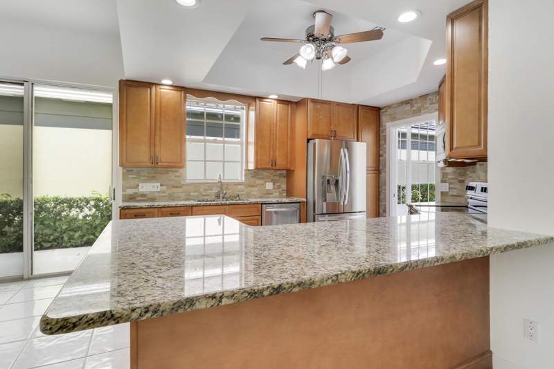 3 bedroom Single Family Residence at 220 NW Bentley Circle, Lakes At St Lucie West Plat No 22, Port St. Lucie — photo 2