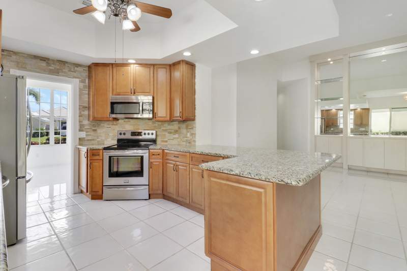 3 bedroom Single Family Residence at 220 NW Bentley Circle, Lakes At St Lucie West Plat No 22, Port St. Lucie — photo 3
