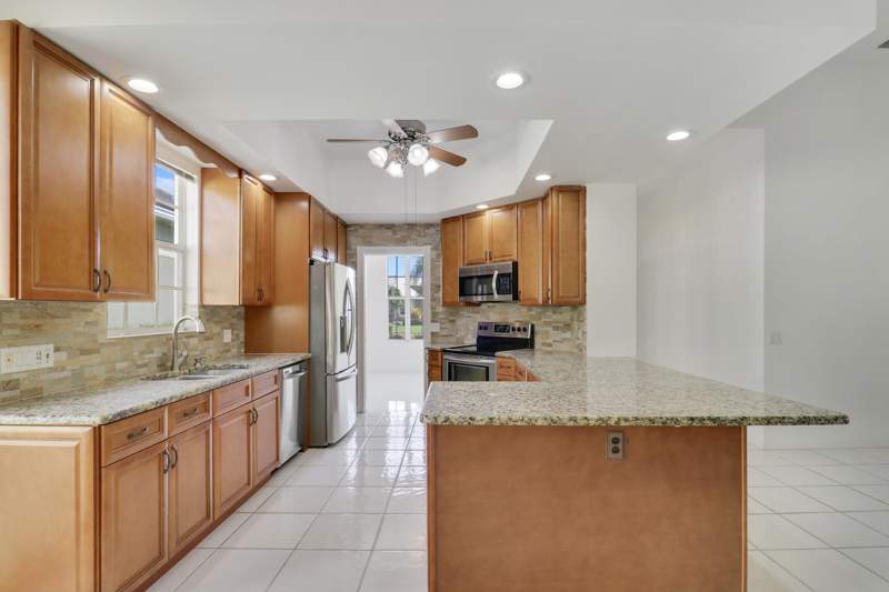 3 bedroom Single Family Residence at 220 NW Bentley Circle, Lakes At St Lucie West Plat No 22, Port St. Lucie — photo 4