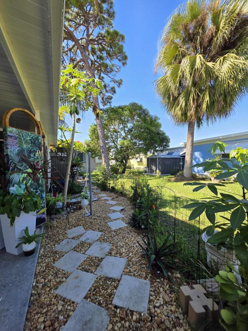 2 bedroom Mobile Home at 6241 Elm Lane, Maralago Cay, Lantana — photo 3