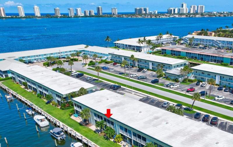 2 bedroom Condominium at 121 Wettaw Lane #211, Windsor Park North Condominiums, North Palm Beach — photo 2