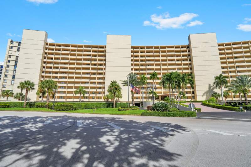 1 bedroom Condominium at 132 Lakeshore Drive #617, Old Port Cove Condo Two, North Palm Beach — photo 2