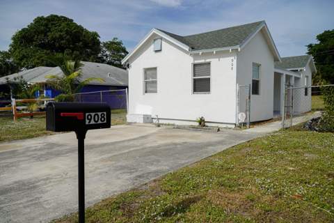 908 W 5th Street, Riviera Beach FL - photo 6 of 40