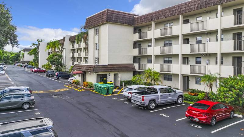 1 bedroom Condominium at 6080 NW 44th Street #408, Greens Of Inverrary Phase I, Lauderhill — photo 4