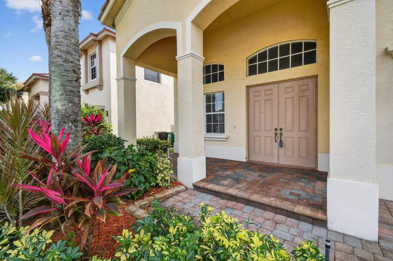 4 bedroom Single Family Residence at 2205 SW Newport Isles Boulevard, Fourth Replat Of Portofino Isles, Port St. Lucie — photo 2