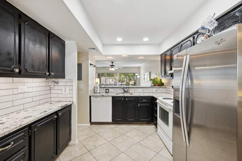 2 bedroom Condominium at 3075 E Gardens East Drive #32, Royal Point Manor East Condo, Palm Beach Gardens — photo 2