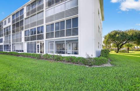 1090 Guildford #1090, Boca Raton FL - photo 16 of 33