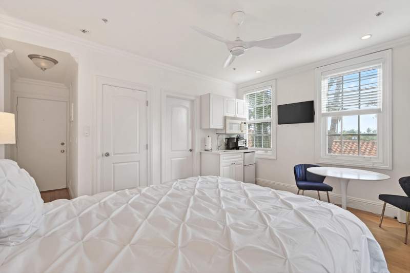 1 bedroom Condominium at 235 Sunrise Avenue ##3265, Palm Beach Hotel Condo, Palm Beach — photo 4