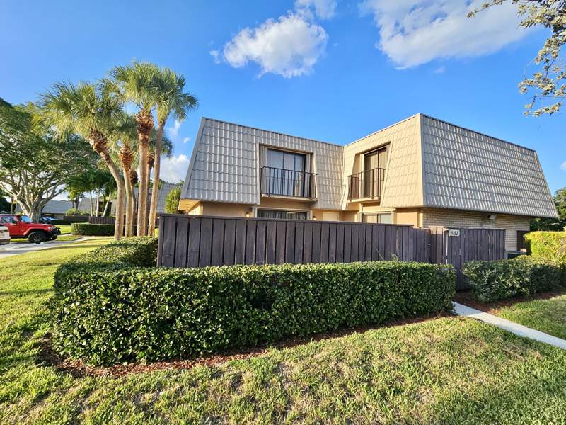 2 bedroom Townhouse at 5152 51st Way, Village Of Sandalwood Lakes South, West Palm Beach — photo 2