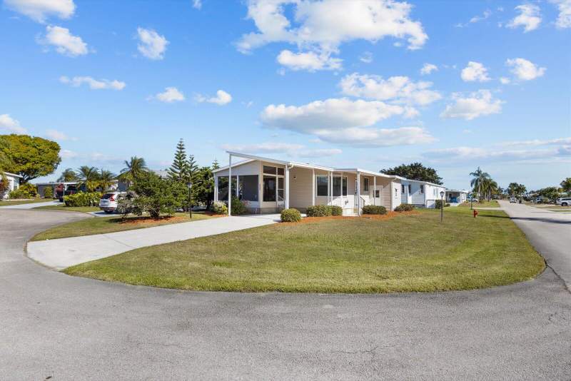 2 bedroom Manufactured Home at 8530 Leadtree Court, Savanna Club Plat II, Port St. Lucie — photo 2