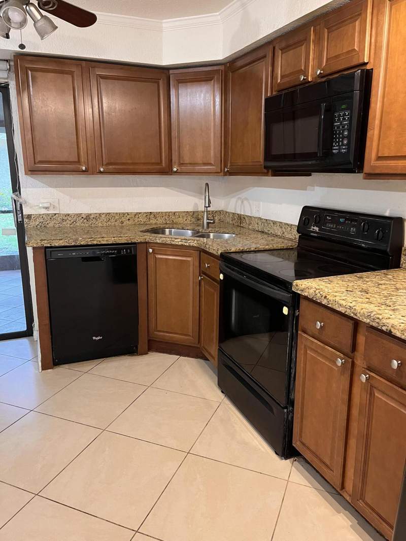 3 bedroom Villa at 208 Wimbledon Lake Drive #208, Wimbledon At Jacaranda Condo, Plantation — photo 4