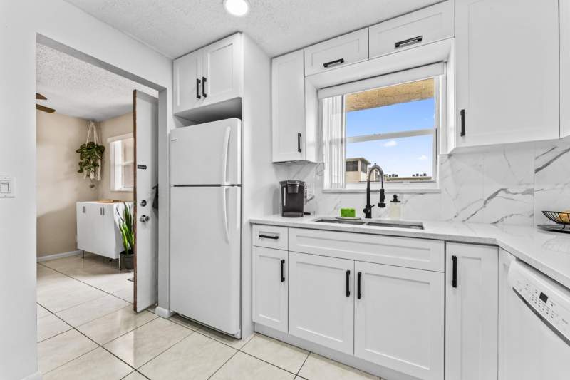 1 bedroom Condominium at 225 Bonnie Boulevard #302, Lakeside Village Condo 10, Palm Springs — photo 2