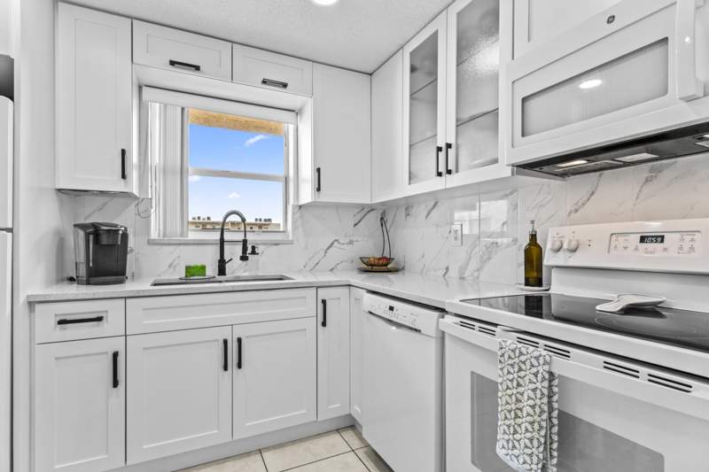 1 bedroom Condominium at 225 Bonnie Boulevard #302, Lakeside Village Condo 10, Palm Springs — photo 3