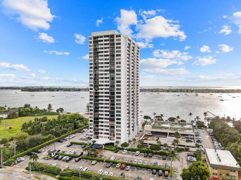 2 bedroom Condominium at 5600 N Flagler Drive #605, Palm Beach House, West Palm Beach — photo 5