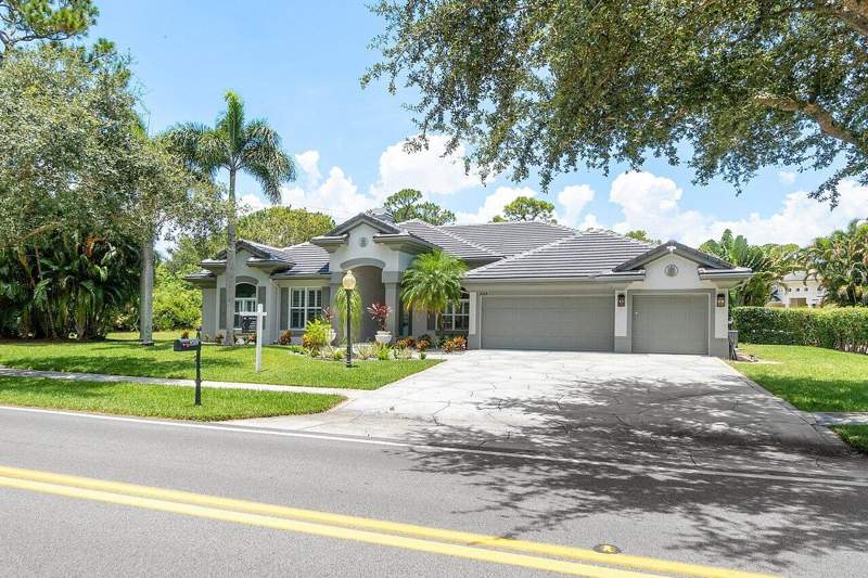 5 bedroom Single Family Residence at 8369 SE Island Way, Jupiter River Estates, Jupiter — photo 3